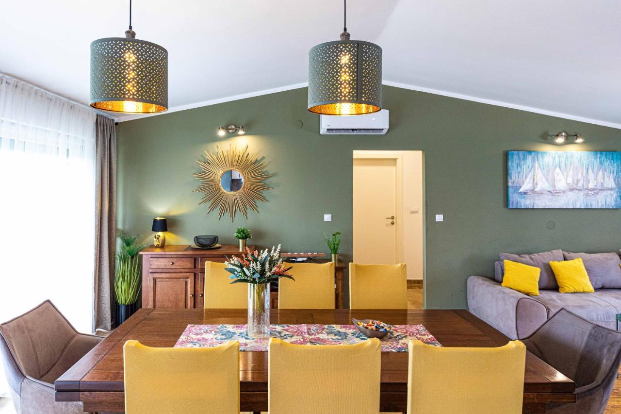 Home Away From Home With Outdoor Pool, Botanical Garden And A Beautiful Sea View Kaštela Exteriér fotografie