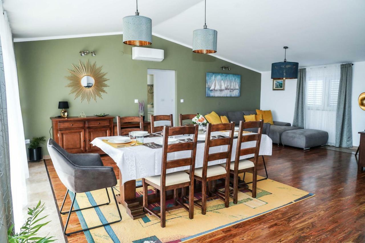 Home Away From Home With Outdoor Pool, Botanical Garden And A Beautiful Sea View Kaštela Exteriér fotografie